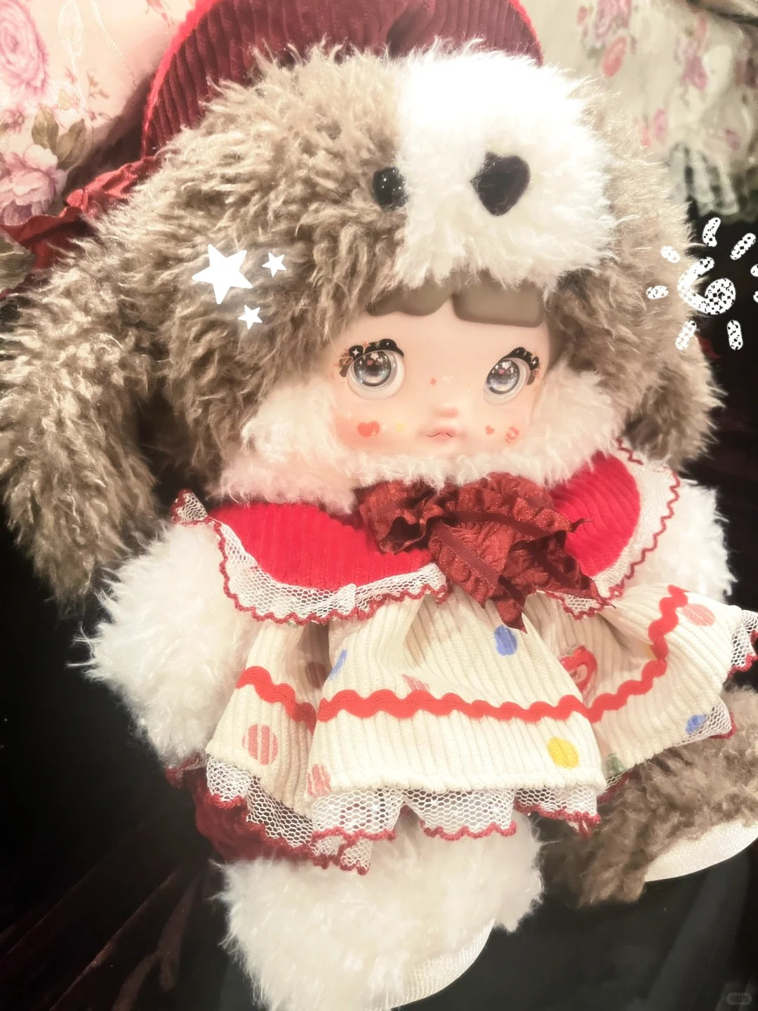 Nommi Glutinous Rice takes a bite of an apple 400% plush hanging card